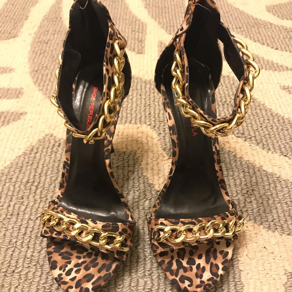 Leopard gold chain links heels